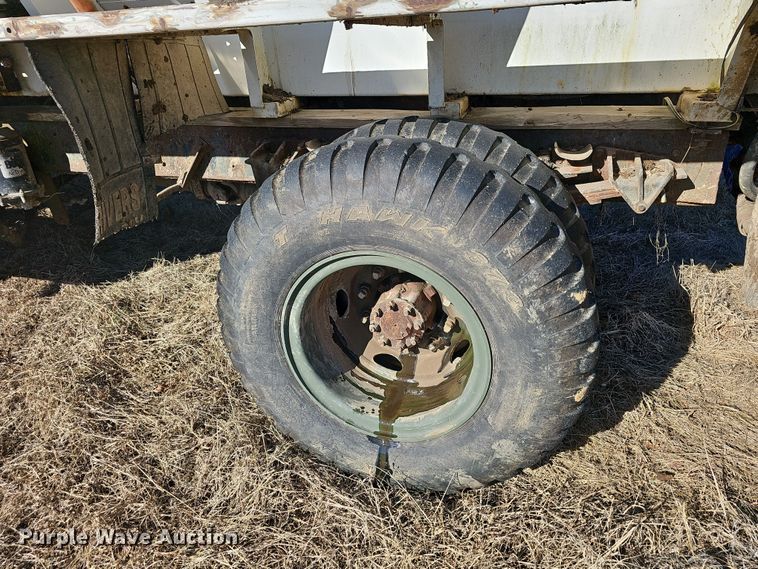 image for item NP9240 1996 International 4700 4X2  applicator truck