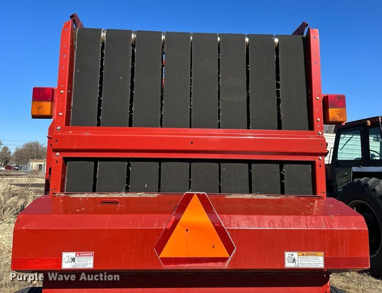 image for item NS9059 2012 New Holland BR7090  round baler