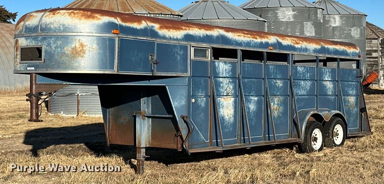 image for item NS9112 1980 Circle D HRS  livestock trailer