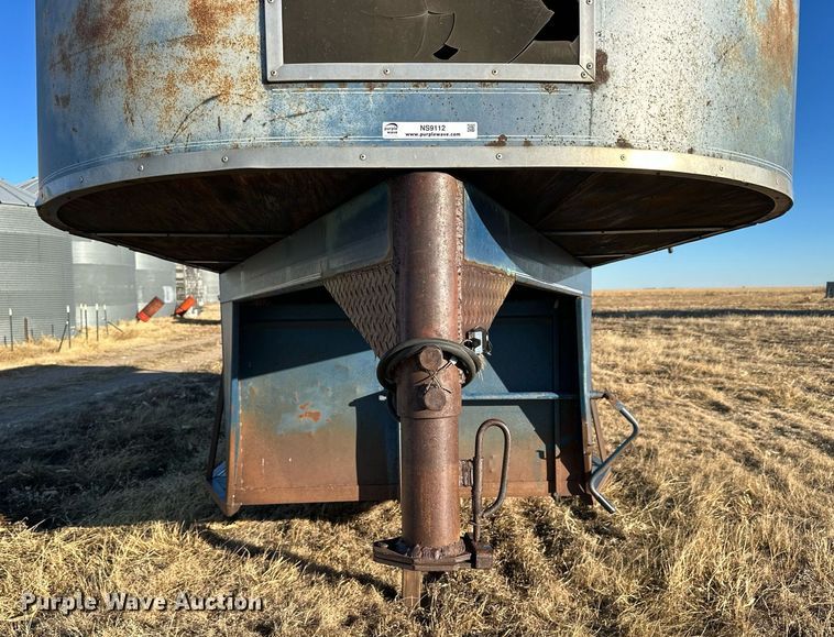 image for item NS9112 1980 Circle D HRS  livestock trailer