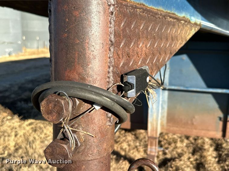 image for item NS9112 1980 Circle D HRS  livestock trailer