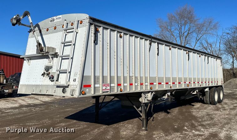 image for item OF9157 2011 Cornhusker 800  grain trailer