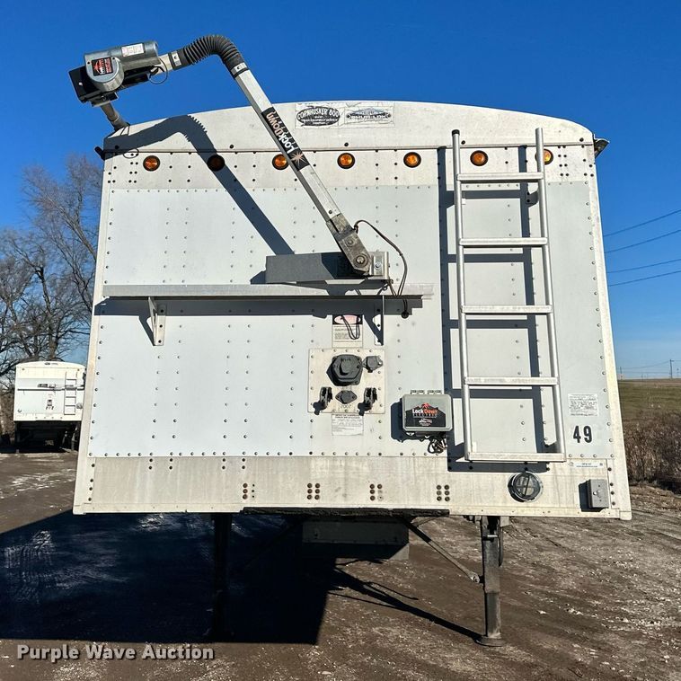 image for item OF9157 2011 Cornhusker 800  grain trailer