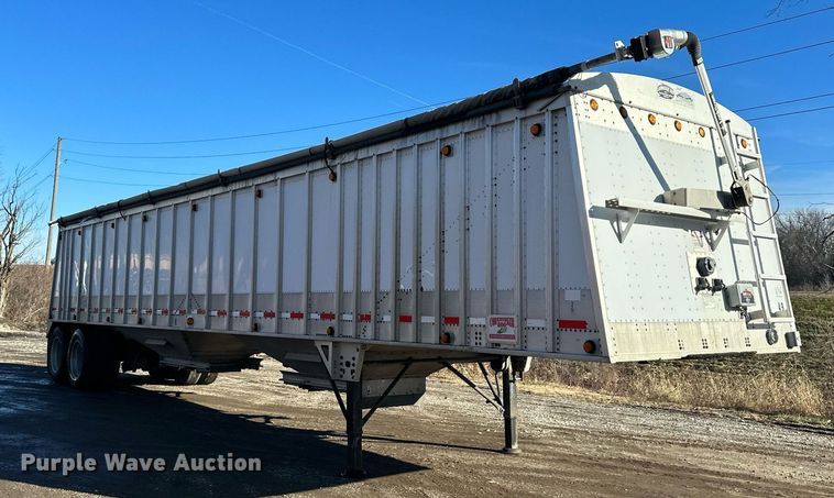 image for item OF9157 2011 Cornhusker 800  grain trailer