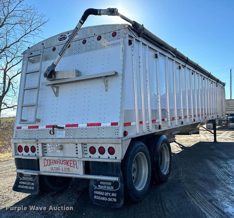 image for item OF9157 2011 Cornhusker 800  grain trailer