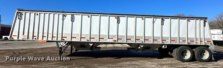 image for item OF9157 2011 Cornhusker 800  grain trailer