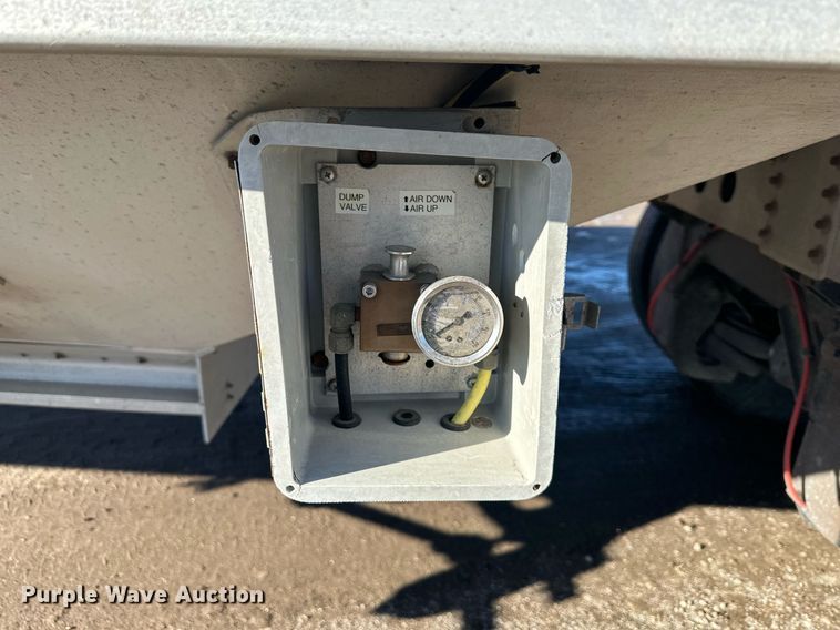 image for item OF9157 2011 Cornhusker 800  grain trailer