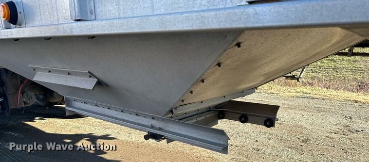 image for item OF9157 2011 Cornhusker 800  grain trailer
