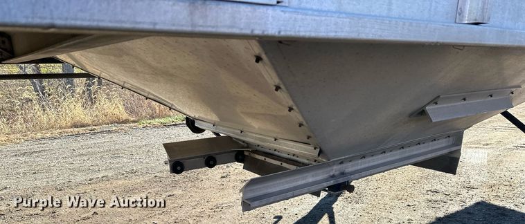 image for item OF9157 2011 Cornhusker 800  grain trailer