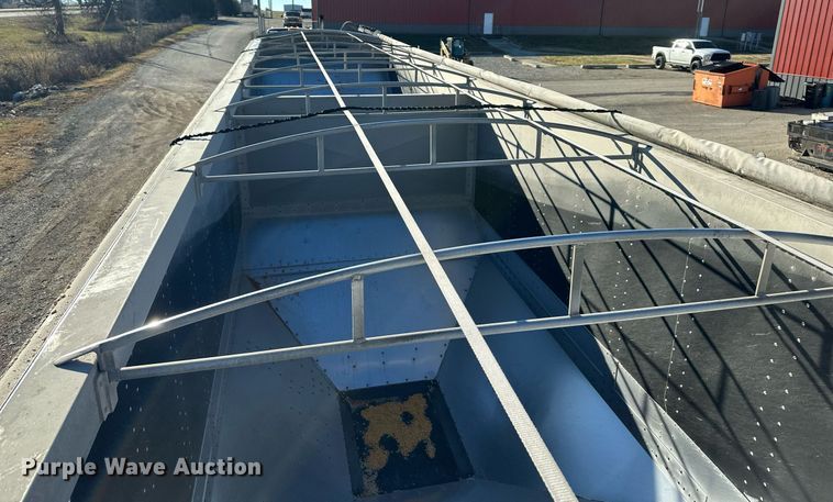 image for item OF9157 2011 Cornhusker 800  grain trailer