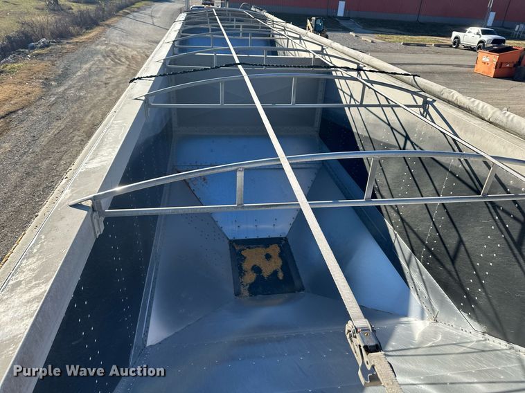 image for item OF9157 2011 Cornhusker 800  grain trailer