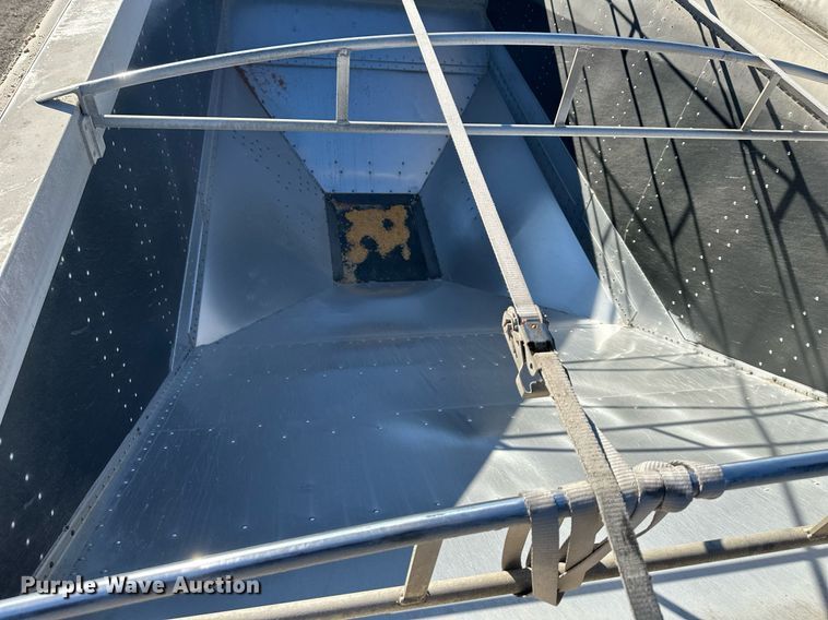 image for item OF9157 2011 Cornhusker 800  grain trailer