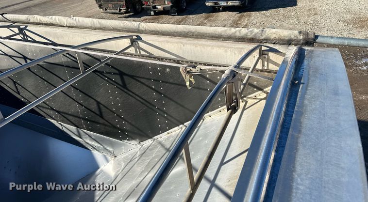 image for item OF9157 2011 Cornhusker 800  grain trailer