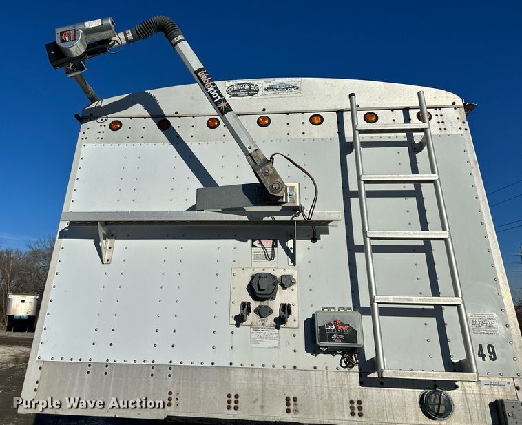 image for item OF9157 2011 Cornhusker 800  grain trailer