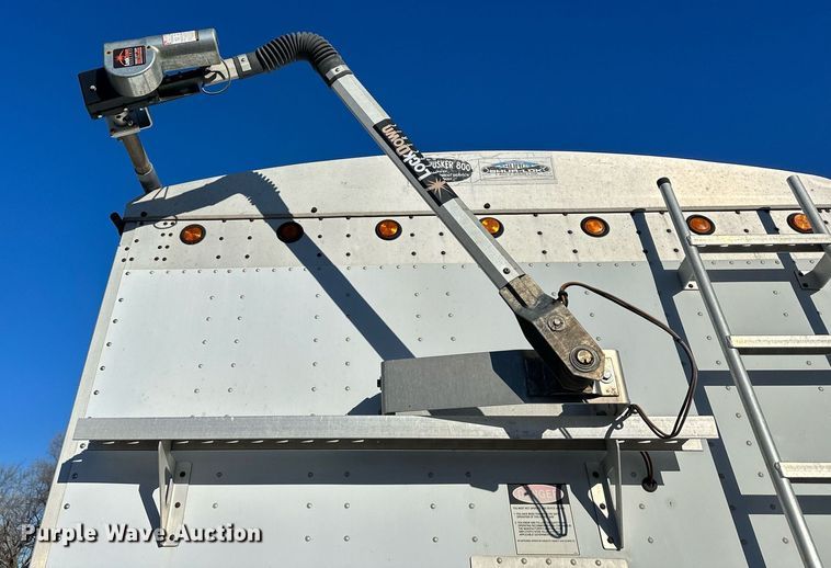 image for item OF9157 2011 Cornhusker 800  grain trailer