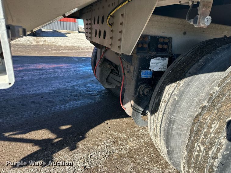 image for item OF9157 2011 Cornhusker 800  grain trailer