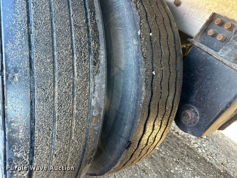 image for item OF9157 2011 Cornhusker 800  grain trailer