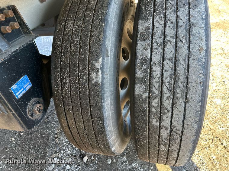 image for item OF9157 2011 Cornhusker 800  grain trailer