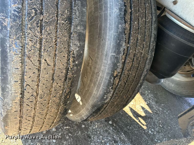 image for item OF9157 2011 Cornhusker 800  grain trailer