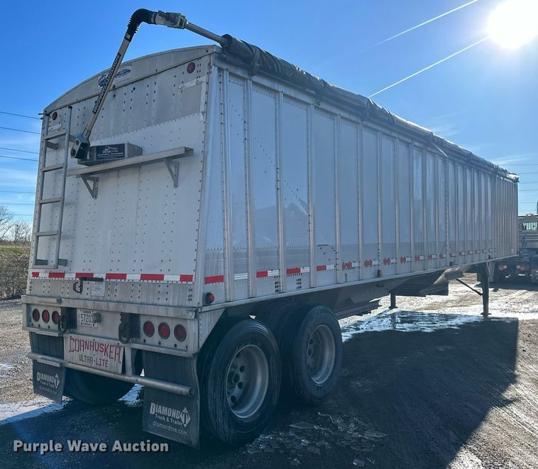 image for item OF9158 2014 Cornhusker 800  grain trailer