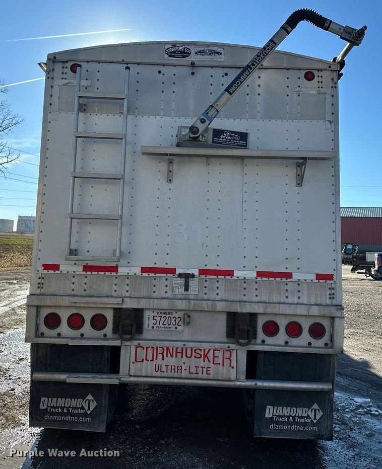 image for item OF9158 2014 Cornhusker 800  grain trailer