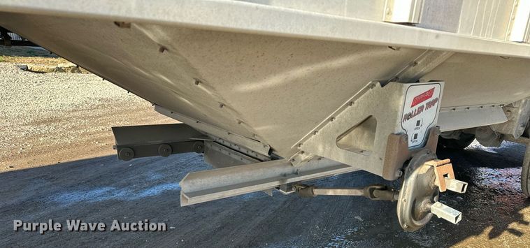 image for item OF9158 2014 Cornhusker 800  grain trailer