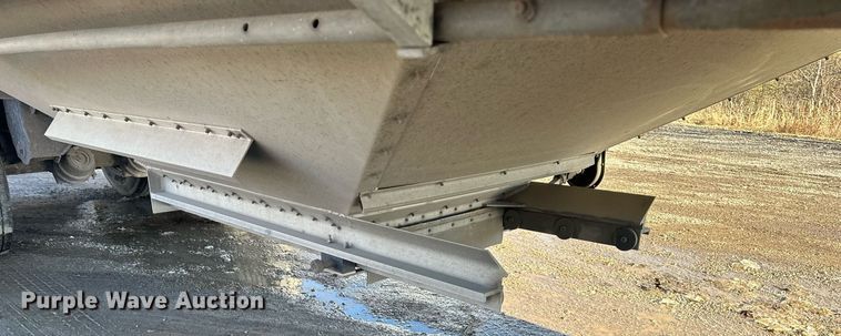 image for item OF9158 2014 Cornhusker 800  grain trailer