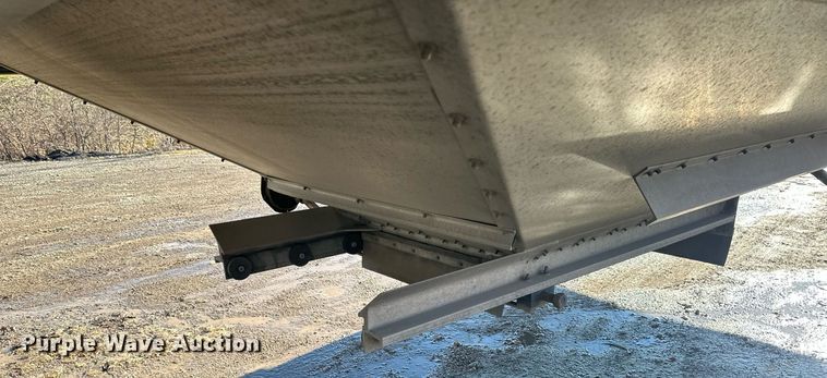 image for item OF9158 2014 Cornhusker 800  grain trailer