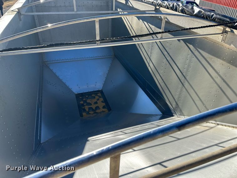 image for item OF9158 2014 Cornhusker 800  grain trailer