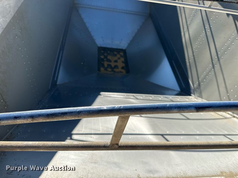 image for item OF9158 2014 Cornhusker 800  grain trailer