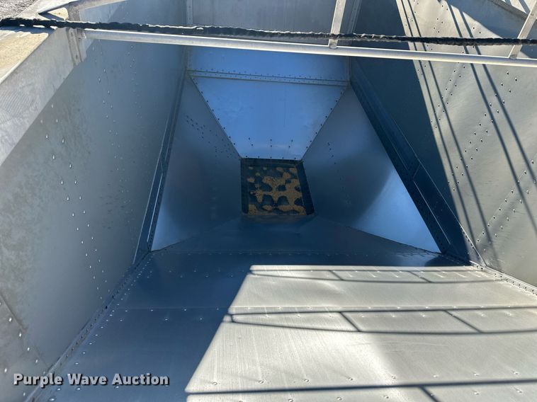 image for item OF9158 2014 Cornhusker 800  grain trailer