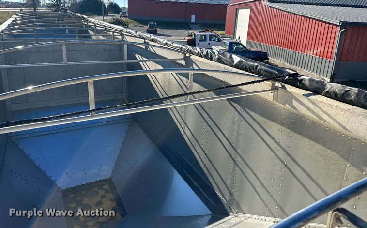 image for item OF9158 2014 Cornhusker 800  grain trailer