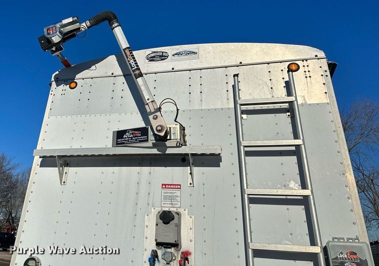 image for item OF9158 2014 Cornhusker 800  grain trailer