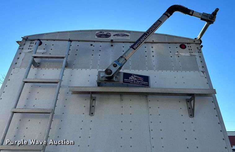 image for item OF9158 2014 Cornhusker 800  grain trailer