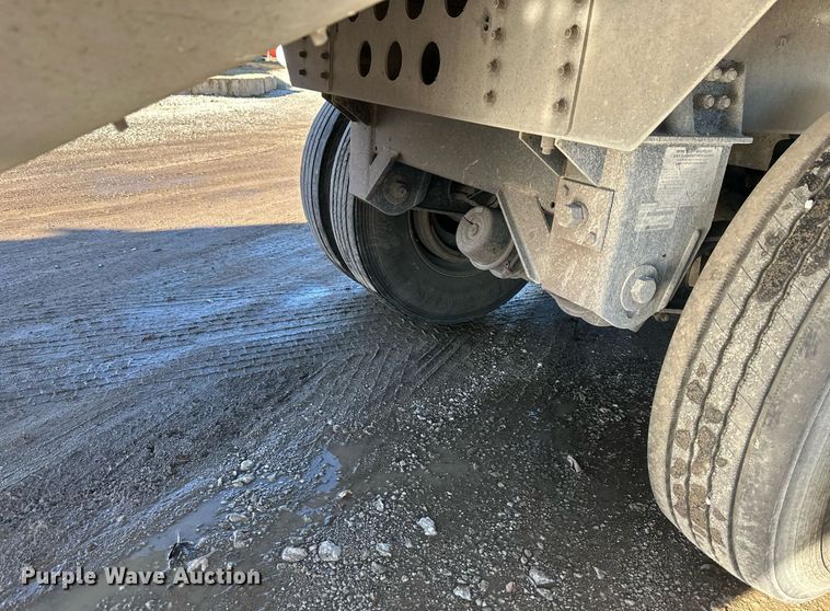 image for item OF9158 2014 Cornhusker 800  grain trailer