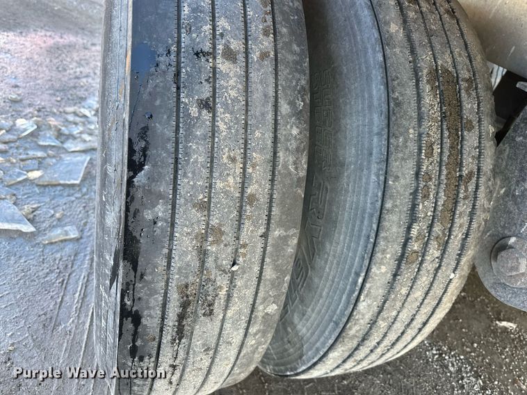 image for item OF9158 2014 Cornhusker 800  grain trailer