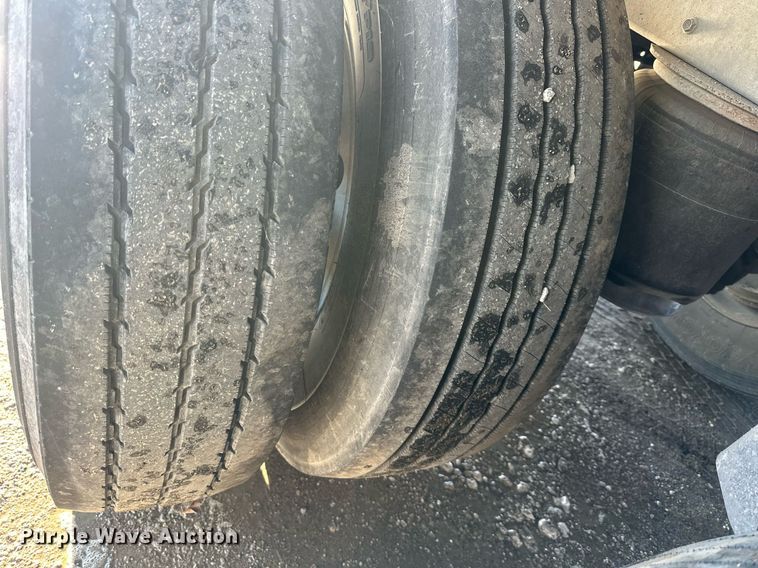 image for item OF9158 2014 Cornhusker 800  grain trailer