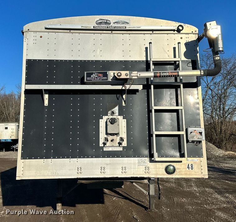 image for item OF9159 2016 Cornhusker 800  grain trailer