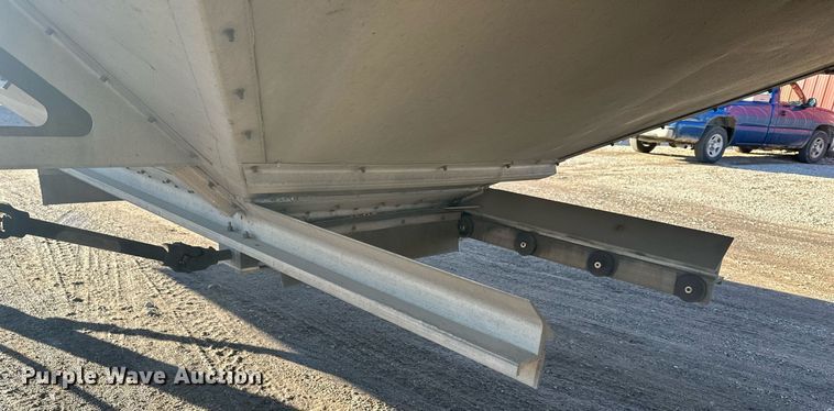 image for item OF9159 2016 Cornhusker 800  grain trailer