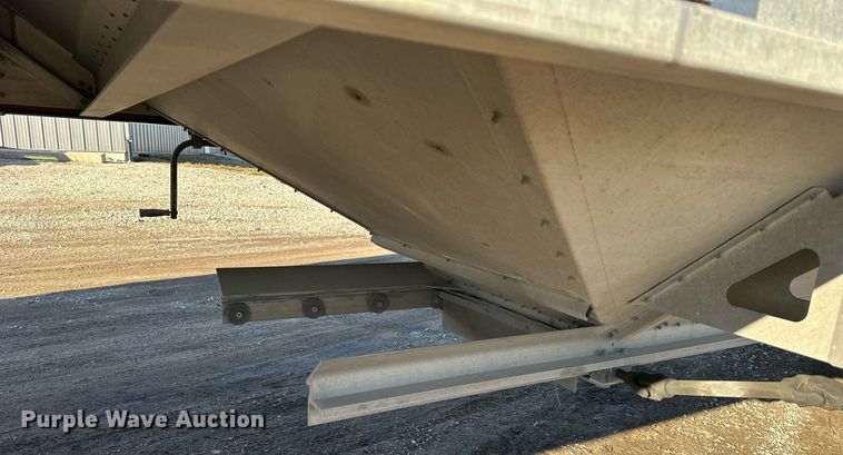 image for item OF9159 2016 Cornhusker 800  grain trailer
