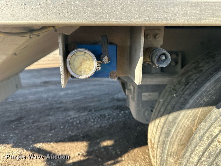 image for item OF9159 2016 Cornhusker 800  grain trailer