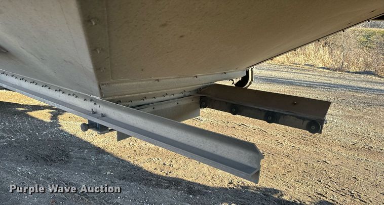 image for item OF9159 2016 Cornhusker 800  grain trailer