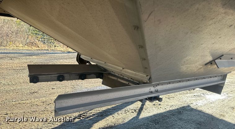 image for item OF9159 2016 Cornhusker 800  grain trailer