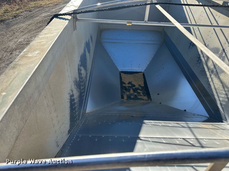 image for item OF9159 2016 Cornhusker 800  grain trailer