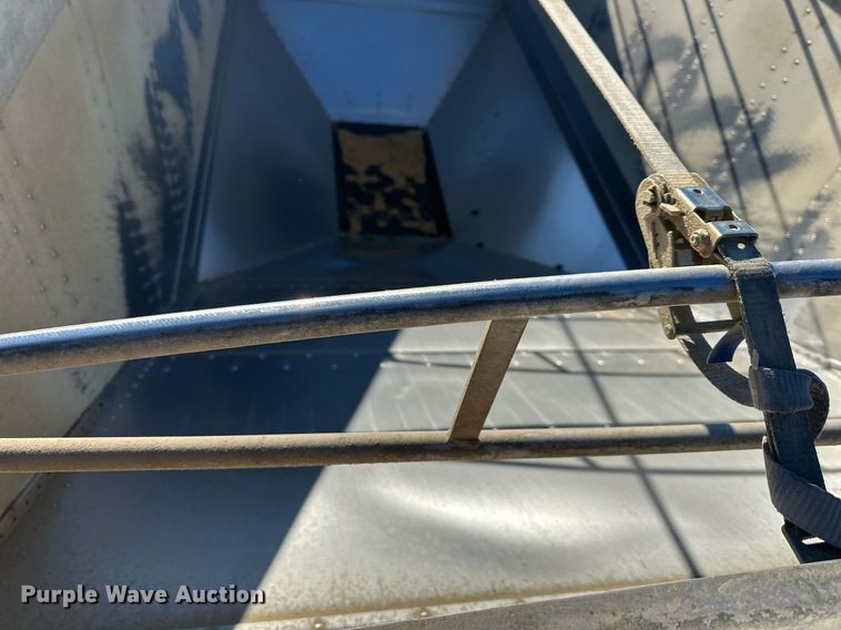 image for item OF9159 2016 Cornhusker 800  grain trailer