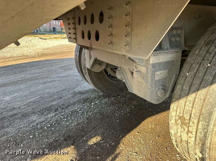 image for item OF9159 2016 Cornhusker 800  grain trailer