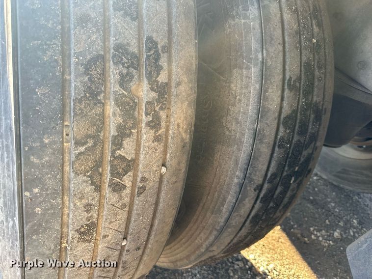 image for item OF9159 2016 Cornhusker 800  grain trailer