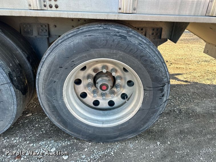 image for item OF9159 2016 Cornhusker 800  grain trailer