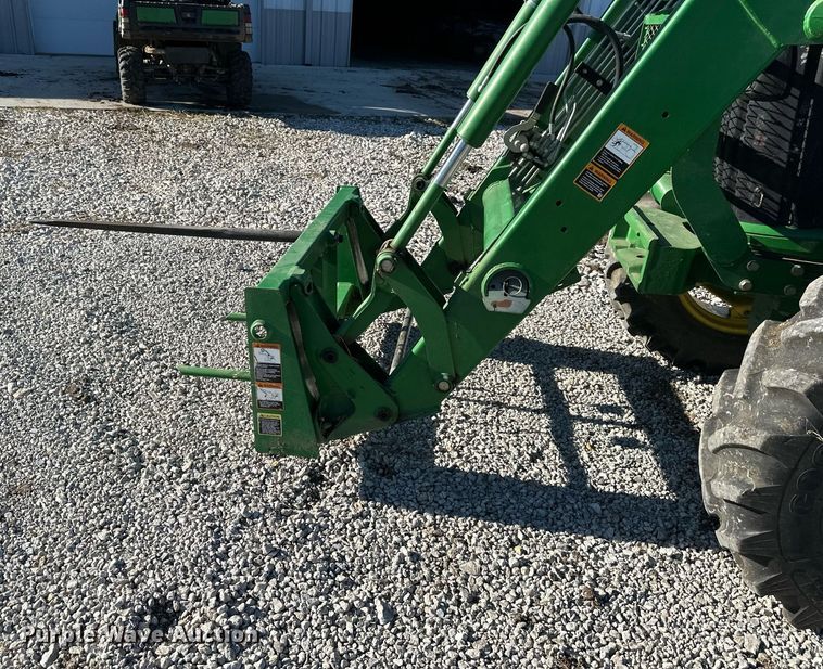 image for item OF9162 2009 John Deere 5105M  MFWD tractor