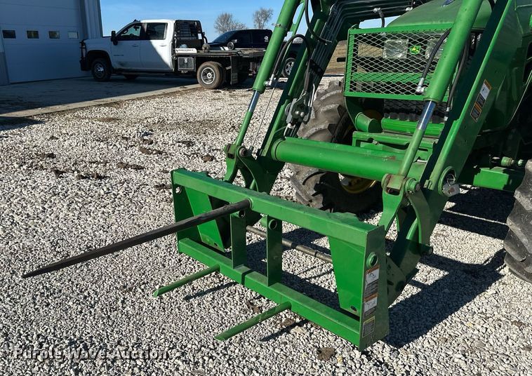 image for item OF9162 2009 John Deere 5105M  MFWD tractor